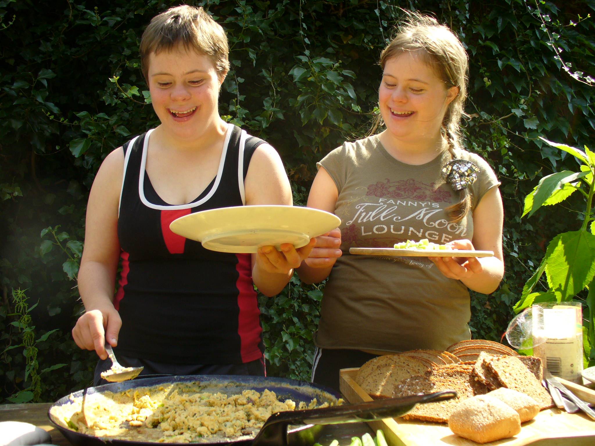 rieke_ragna-beim_essen_verteilen.jpg