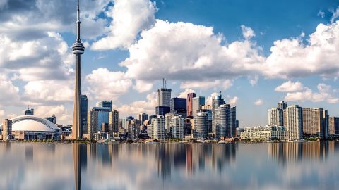 Toronto in Kanada vom Wasser aus gesehen, Wolkenkratzer vor blauem Himmel