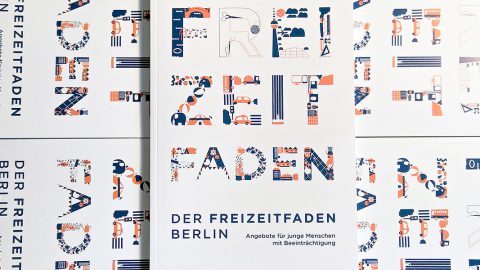 Mehrere Broschüren sind abgebildet. Es handelt sich um weiße Hefte, auf denen mit bunten Buchstaben „Freizeitfaden“ steht. In der Broschüre werden Freizeitangebote für junge Menschen mit Behinderung in Berlin vorgestellt.