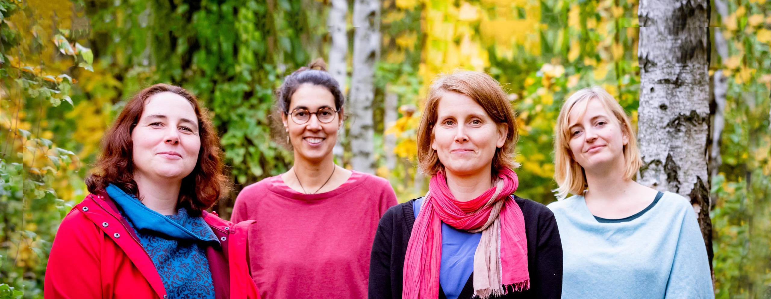 Das Ebe_Team mit Jane Morgenthal, Andrea Häfele, Bettina Land und Franzisca Teske (von links) draußen vor grünen und gelben Blättern und Bäumen