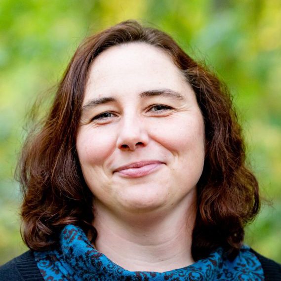 Jane Morgenthal kümmert sich bei EbE um die Themen Schule und Inklusion, Gremien- und Vernetzungsarbeit.