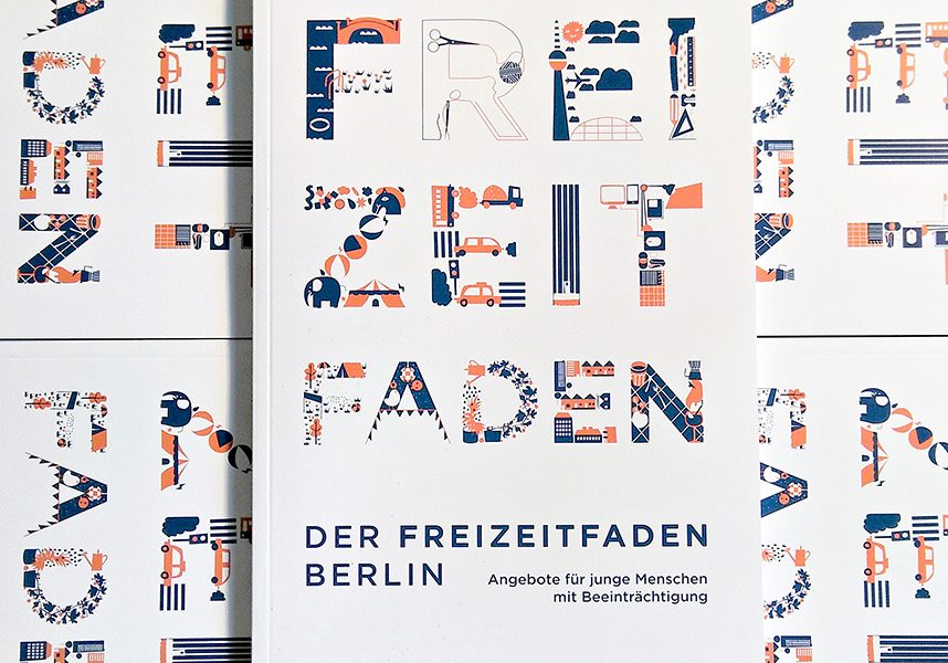 Mehrere Broschüren sind abgebildet. Es handelt sich um weiße Hefte, auf denen mit bunten Buchstaben „Freizeitfaden“ steht. In der Broschüre werden Freizeitangebote für junge Menschen mit Behinderung in Berlin vorgestellt.